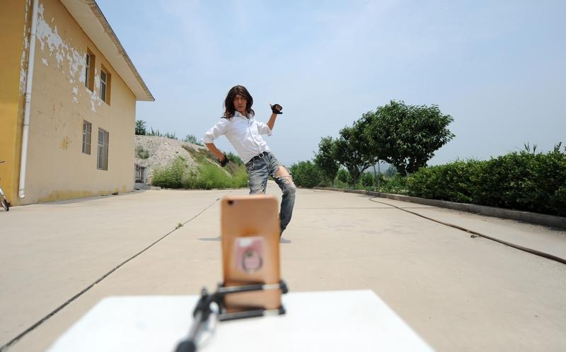 早年，我的体重不过116斤。学了二十来天霹雳舞后，我购置了宽松裤、蝙蝠衫、运动鞋