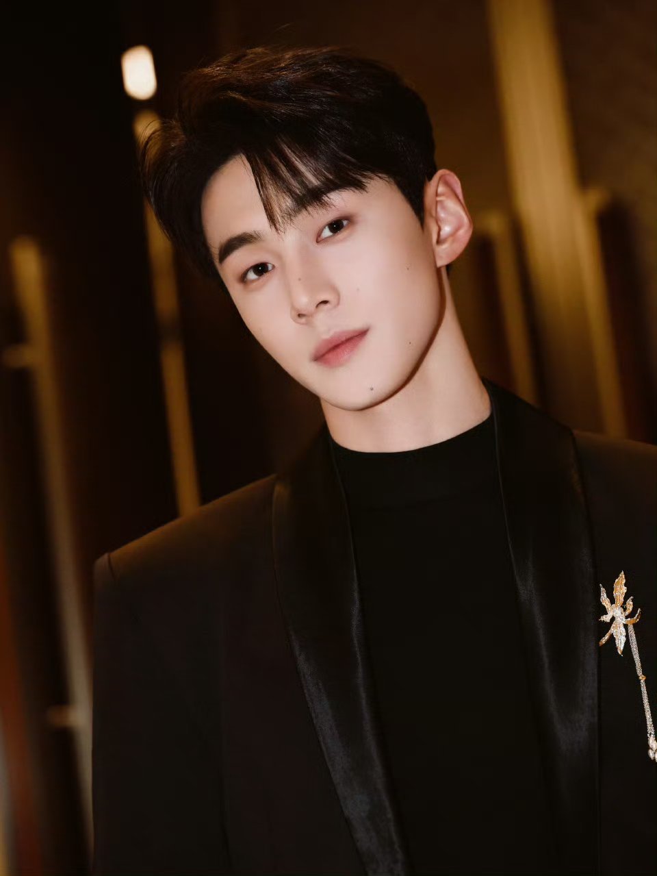 李卓扬带增高鞋垫走红毯鎏光盛典鎏光盛典李卓扬太会了！用增高鞋垫手工做太阳花走红毯