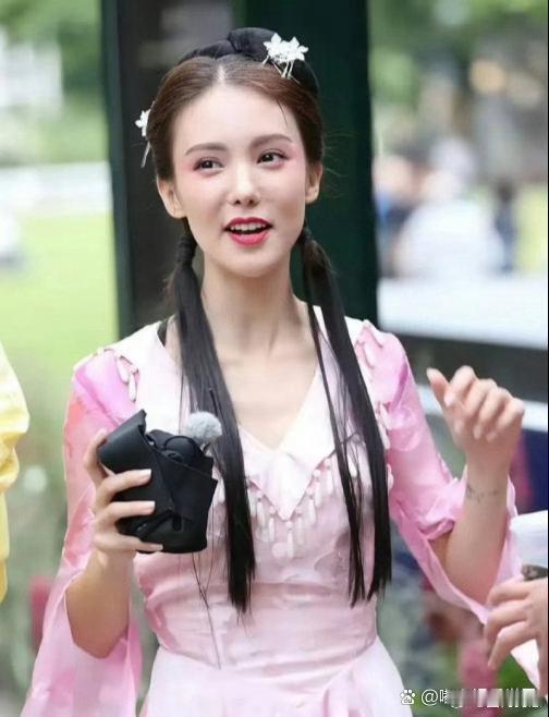 金晨这套粉色古风路透辨识度很低，造型精致华丽，可面部整体观感透着不协调，看着格外