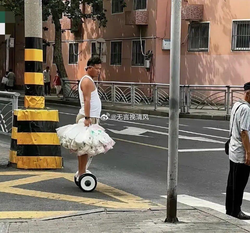 第一眼以为哪个拉拉队出来参加活动了，第二眼直接蒙圈了。 ​​​