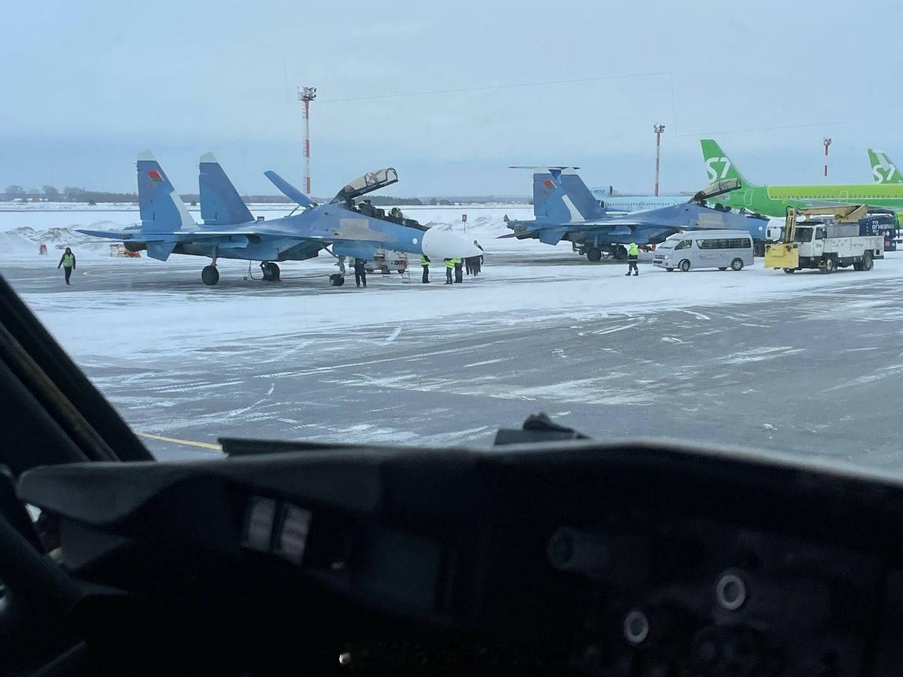 伊尔库特厂也完成了年度生产任务，这两架Su-30SM2已经飞抵新西伯利亚机场并停