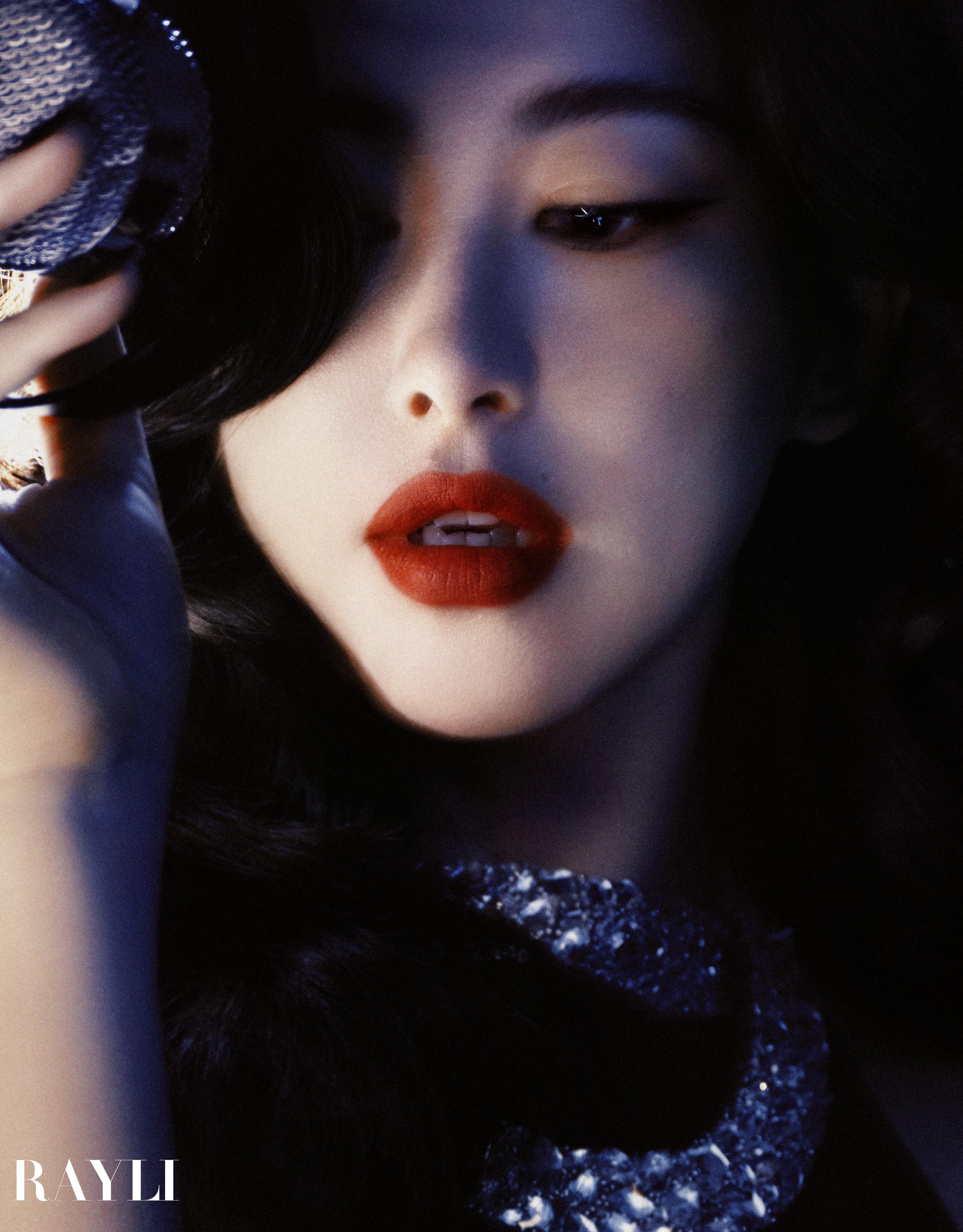 朱珠蛇系女郎大片  我说朱珠瑞丽二月刊封面完全就是美艳动人蛇系女郎谁同意谁反对？
