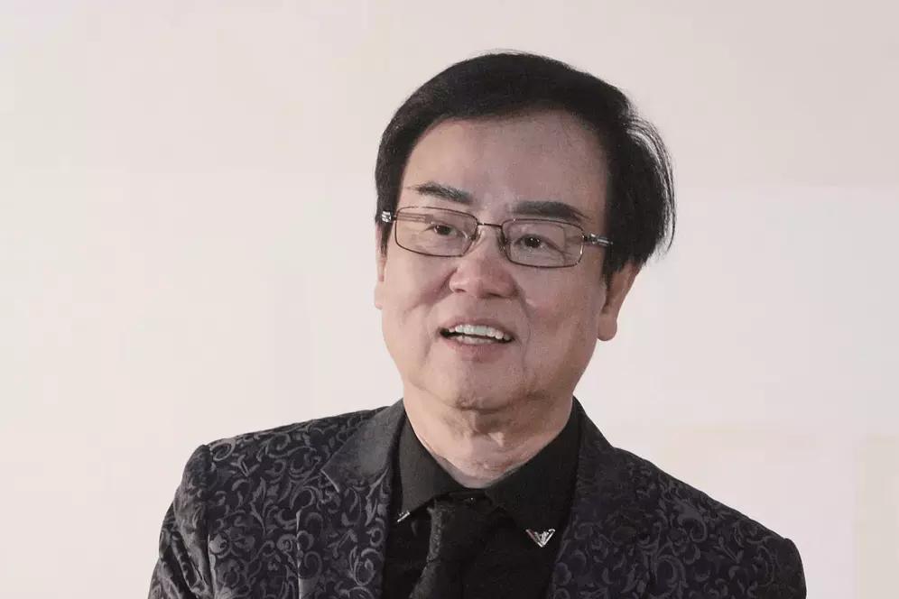 80岁的老电影人黄百鸣今天入狱服刑了。2017年他任“天马影视”主席时，掌握公司