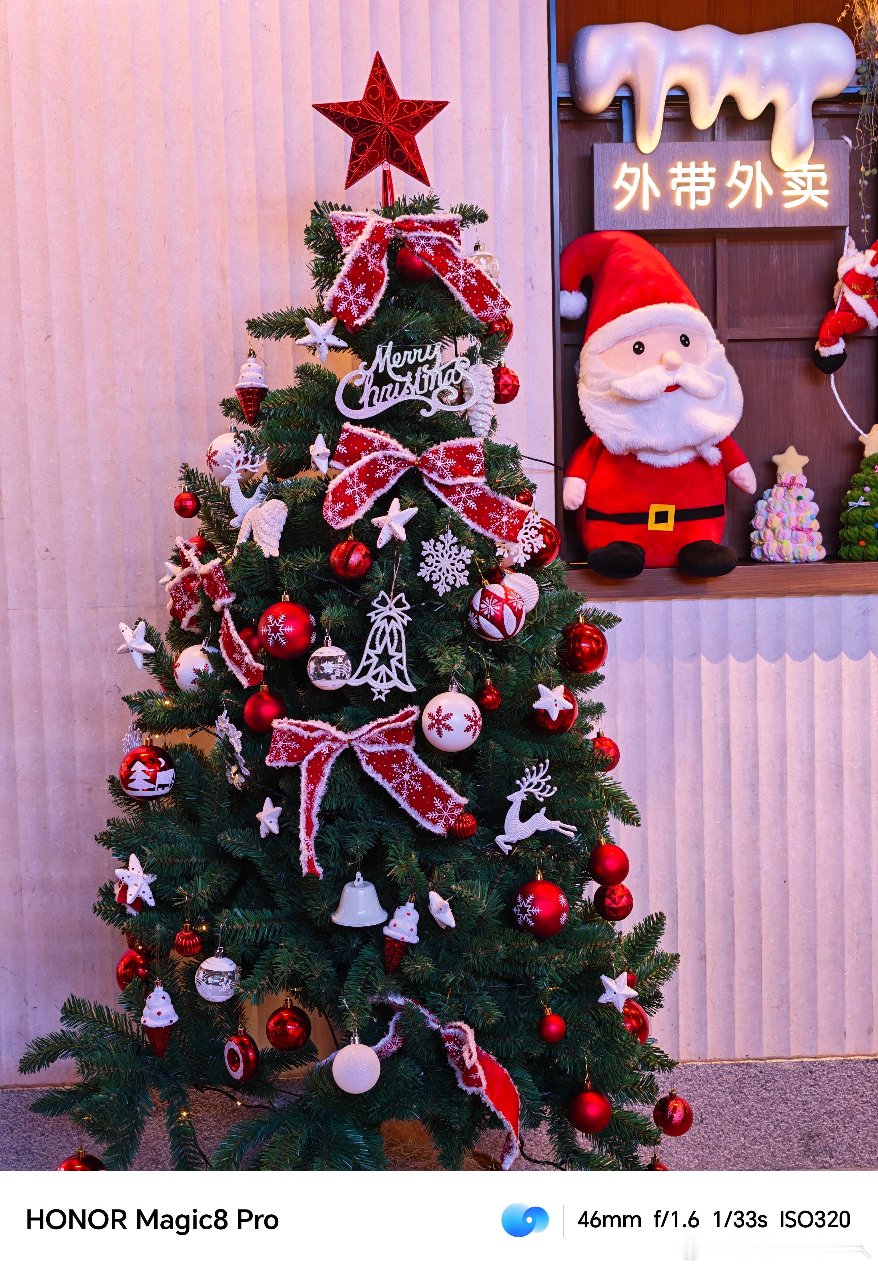 感觉提前过圣诞了，明明还有十几天，这天气也是够离谱，现在广东只用穿一件衣服，甚至