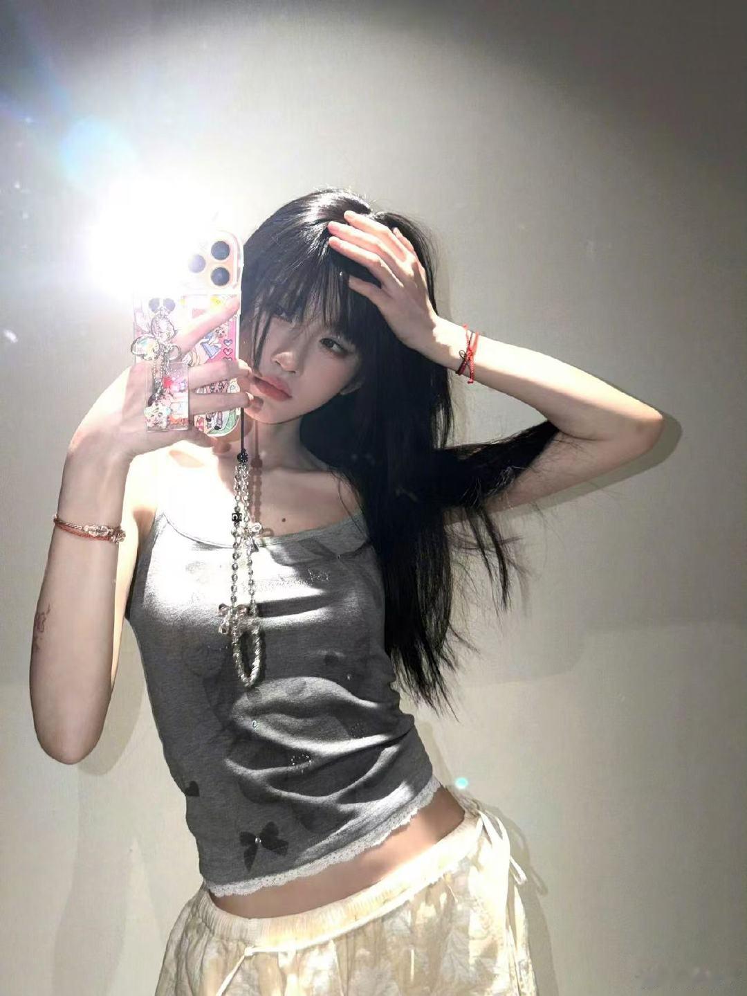 鞠婧祎齐刘海黑长直对镜拍鞠婧祎黑长直对镜拍鞠婧祎齐刘海黑长直对镜拍 ​​​
