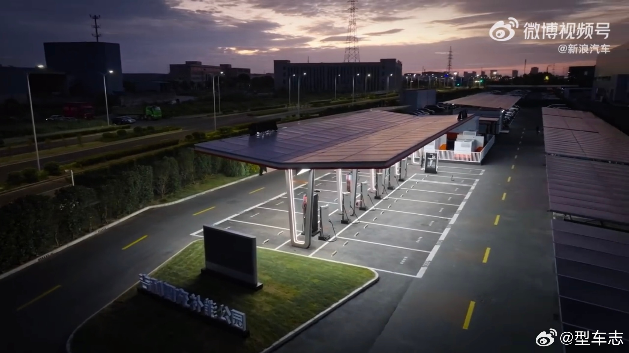 全球量产最快充电速度单枪峰值功率直接做到2.2MW。什么概念？以前我们讨论800
