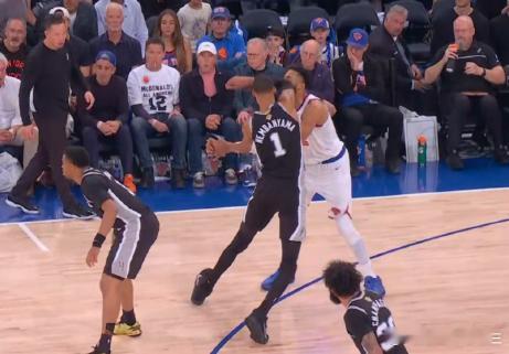 nba总决赛马刺vs尼克斯关键时刻马刺其实只需要打一个战术！那就是：文班往篮下冲