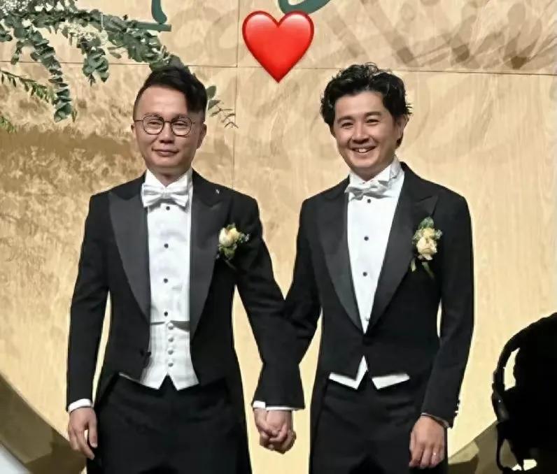 香港同性导演庄少荣结婚！

香港社会宽容度比内地还是要大很多。昨天，香港导演庄少