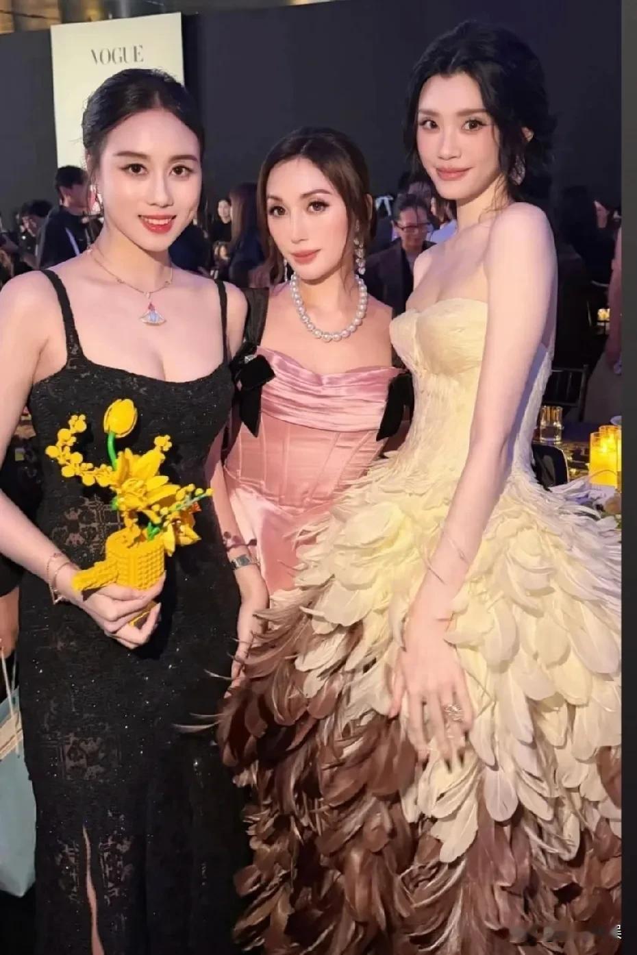 奚梦瑶和小姑子何超欣，外甥女何锶珩Vogue盛典同框，奚梦瑶一眼就看上去特别亮眼