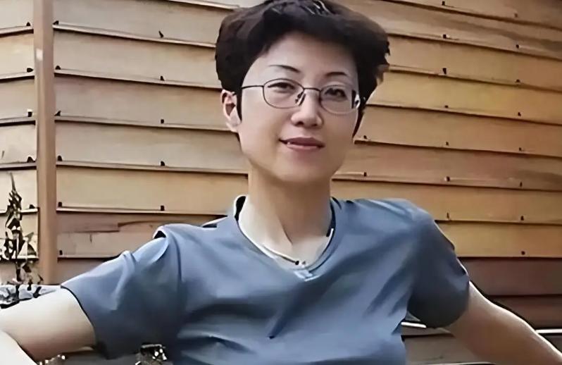 “她借着回家探亲的借口，将机密资料拷进 U 盘带到台湾，伸手去护那盒稻香村点心的