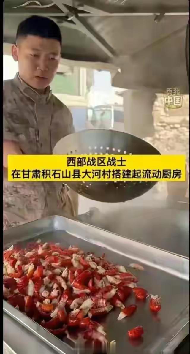 人民子弟兵，保家为国，伙食好不应该吗？而且他们吃的也只是龙虾尾而已 ​​​