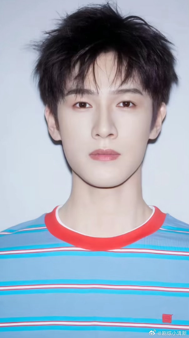 李昀锐娜扎养眼组合 李昀锐和娜扎同框，确实挪不开眼。一个西装笔挺，一个绸缎优雅，