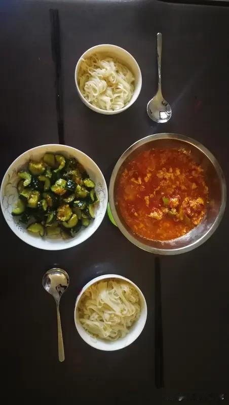 都说一日三餐才是人间烟火气，
年轻人都爱点外卖，用钱解决一日三餐不拿自己动手，