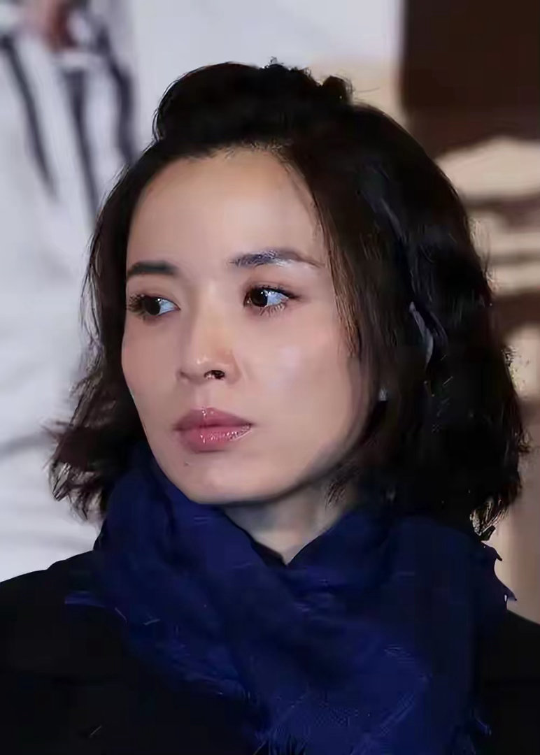她26岁成国际影后，二婚嫁靳东高龄生下两子，如今48岁素颜美出圈 ​​​