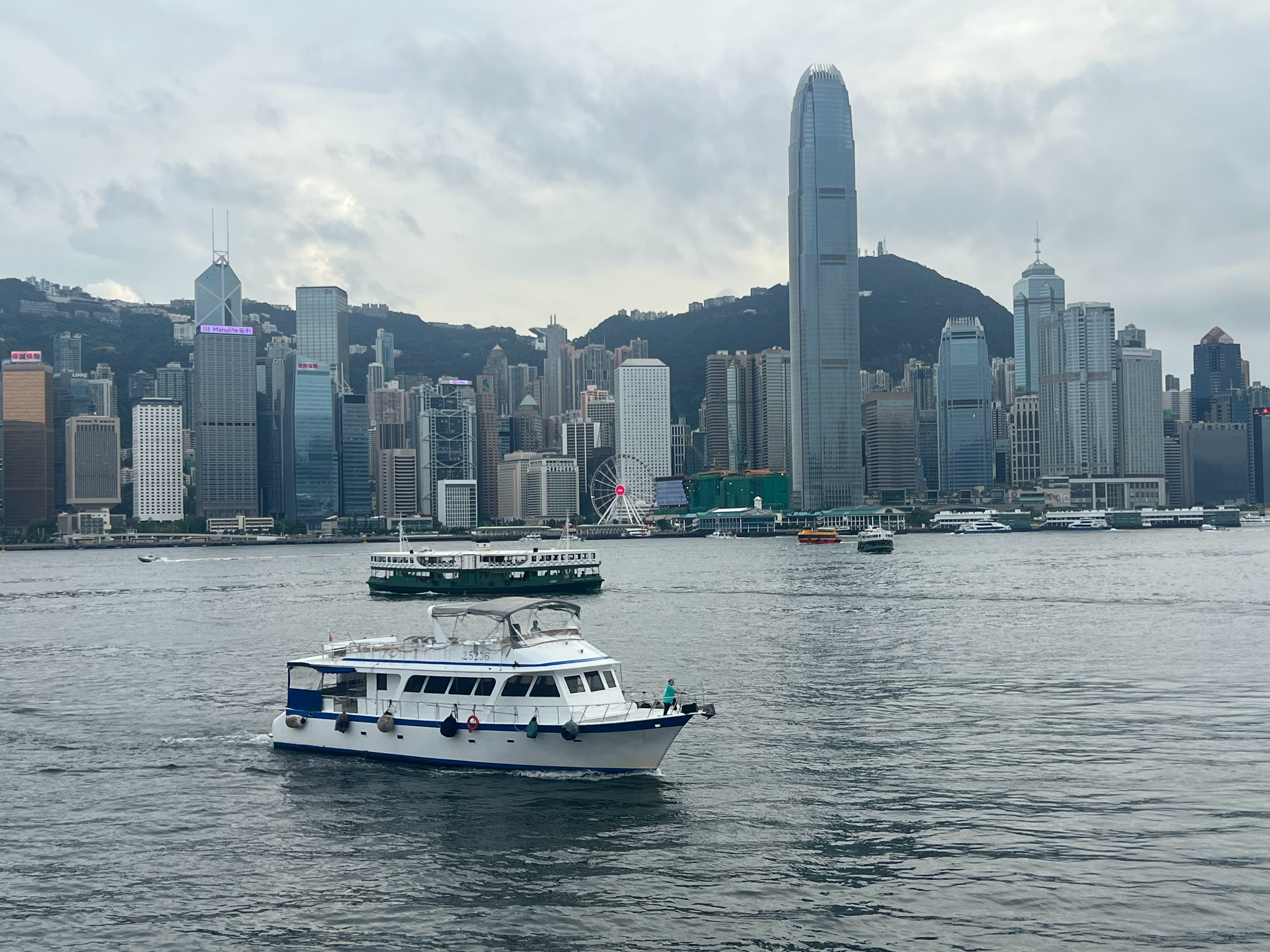 很多人终其一生都在与外界较劲，却不知真正困住自己的从来不是他人，而是刻在骨子里的