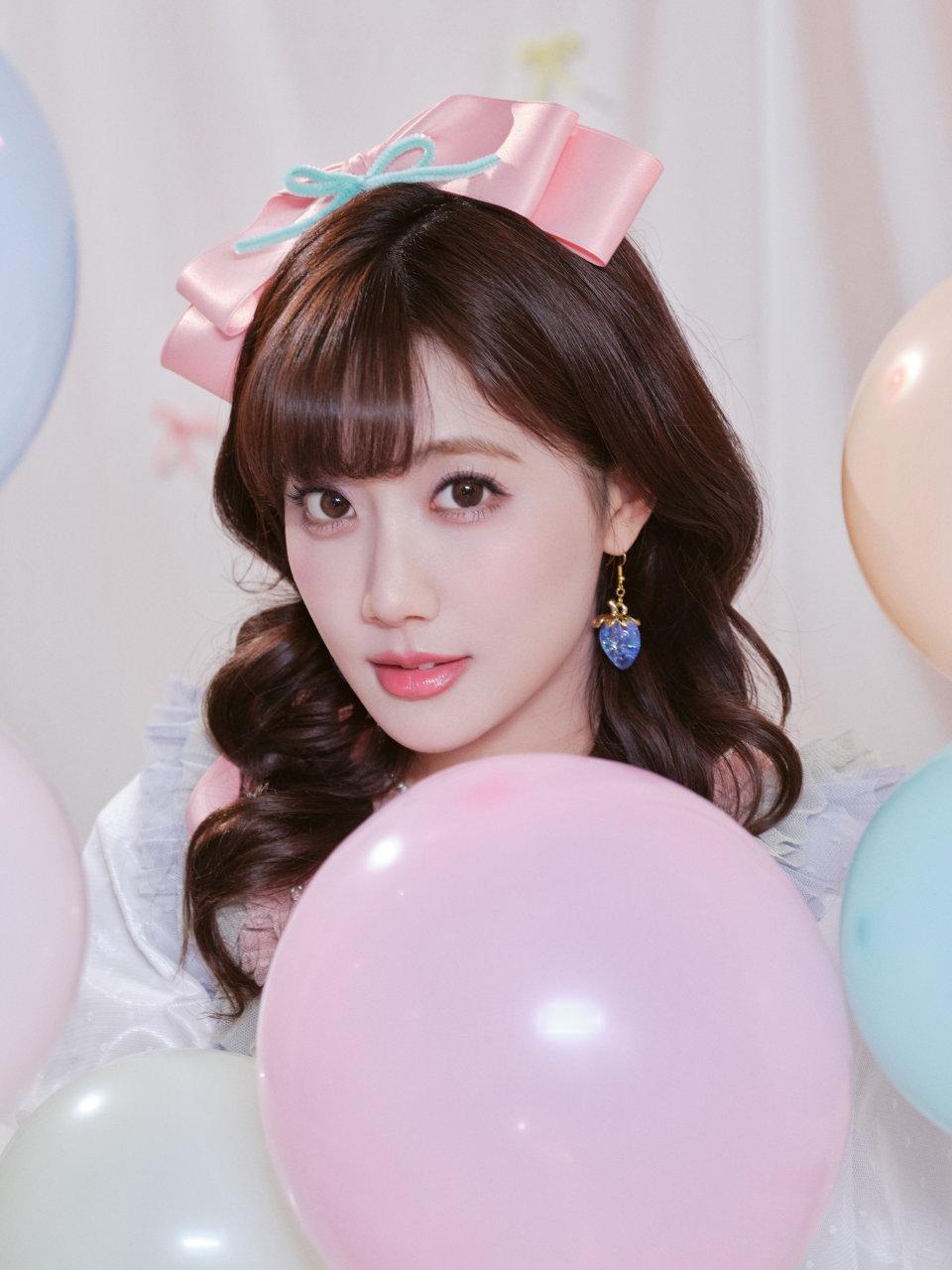 李艺彤香香软软小蛋糕具象化了 童话照进现实，甜心精灵李艺彤上线。彩色蓬蓬裙搭配卷