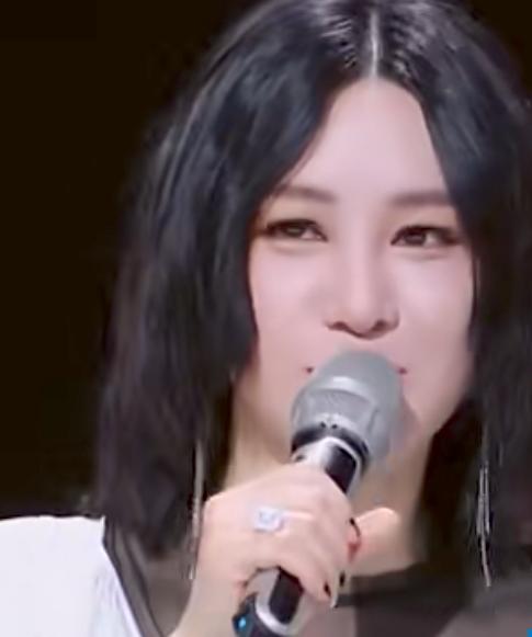 在音乐节目《有歌》第二季中，白小白展现出了看似松弛，实则私下默默用功的一面。尚雯