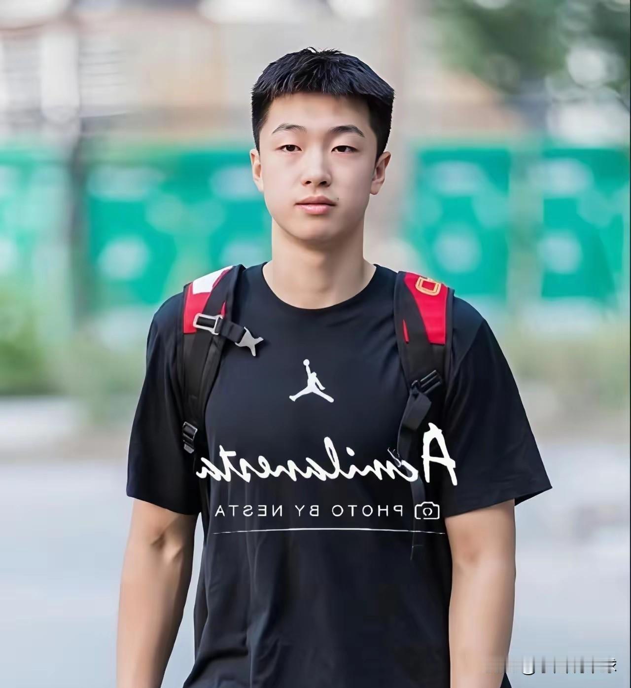 17+3+4+2！张峻豪下场2分钟球队输17分

在昨天举行的一场西丙联赛比赛中