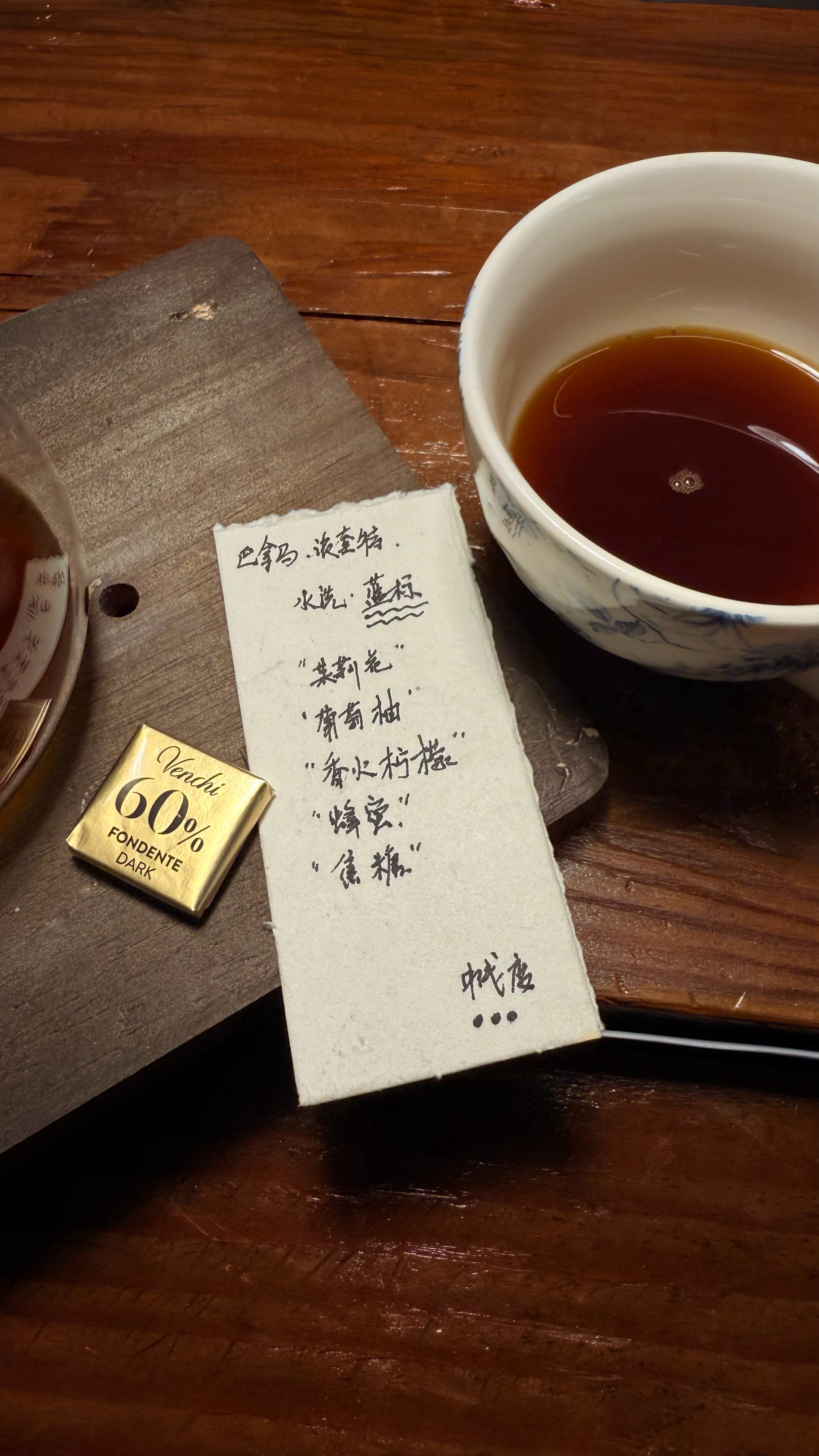 下雨天🌧️和咖啡☕更配偶遇奶呼呼小鸡毛一只，聊着才发现，邻居啊生活手记