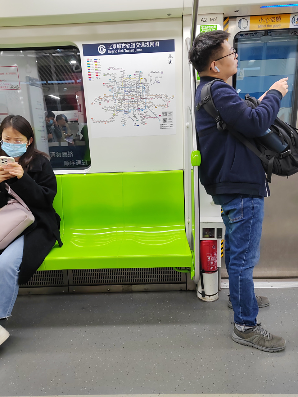 地铁上最夯的位置 最夯的肯定是过节的时候，座位就是大通铺，想坐哪坐哪~顶尖就是靠