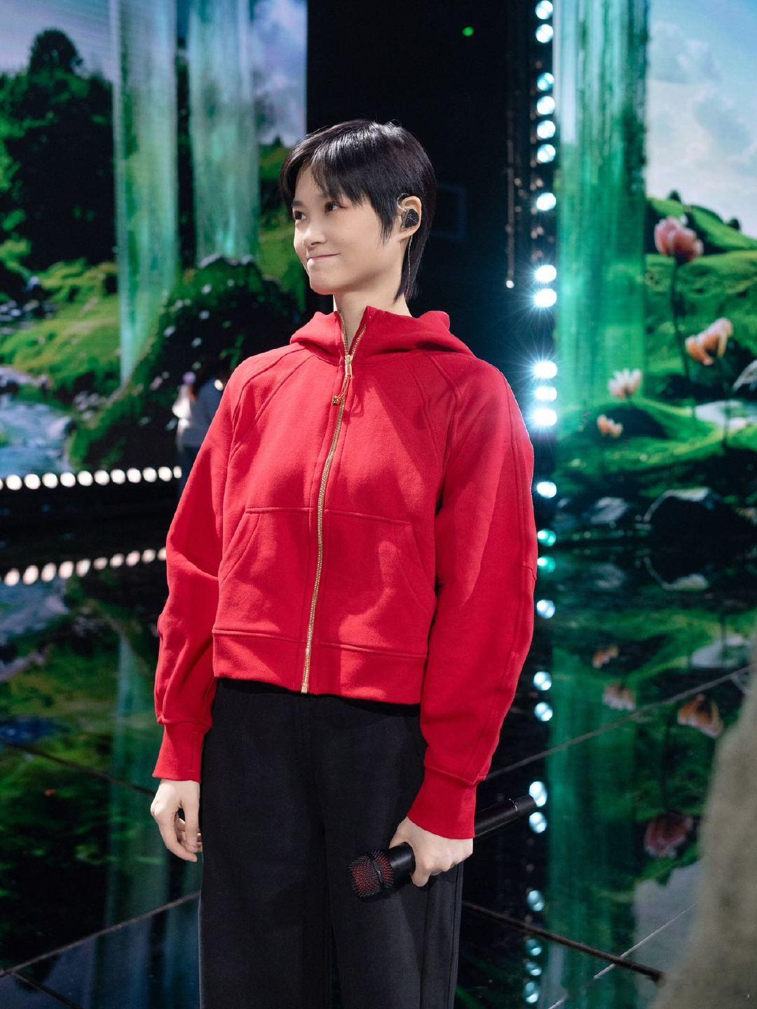 行走的衣架子再次引领时尚潮流！自身的独特气质搭配这套穿搭，运动与时尚的新意结合，