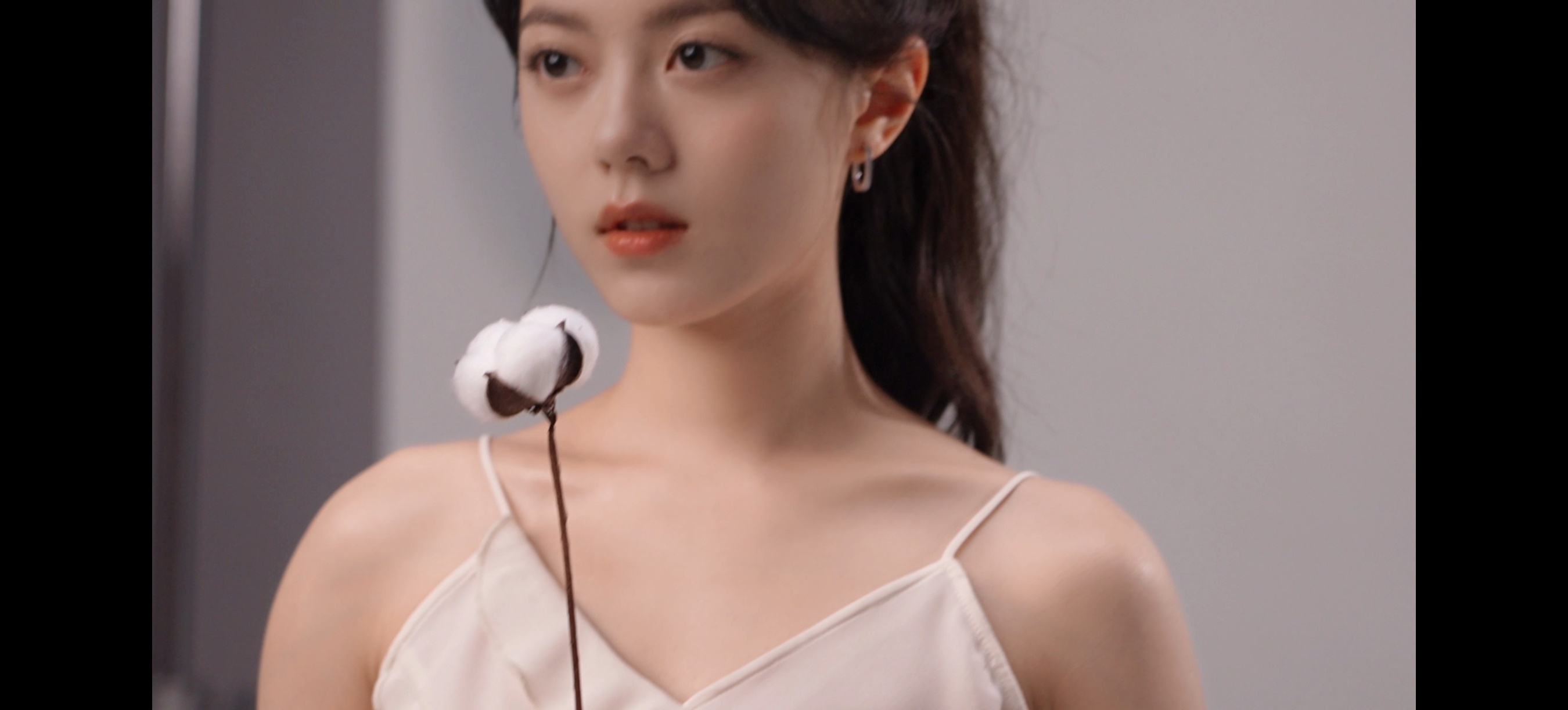#赵今麦高马尾青春少女##被赵今麦的笑容融化了# 赵今麦你在背着我偷偷变美吗[可