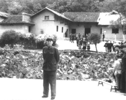 1978年邓华摄于韶山毛泽东故居。