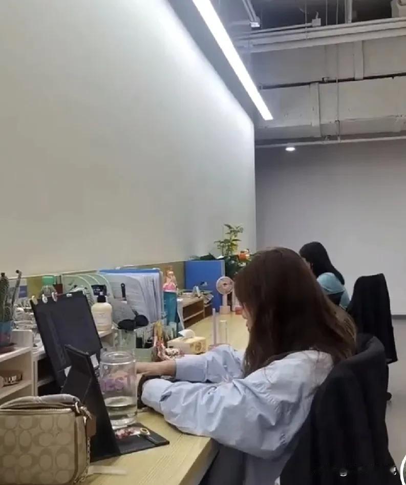 不知道大家有没有发现一个规律：在面对降薪还是拿赔偿走人这个问题上，被裁对象会做出