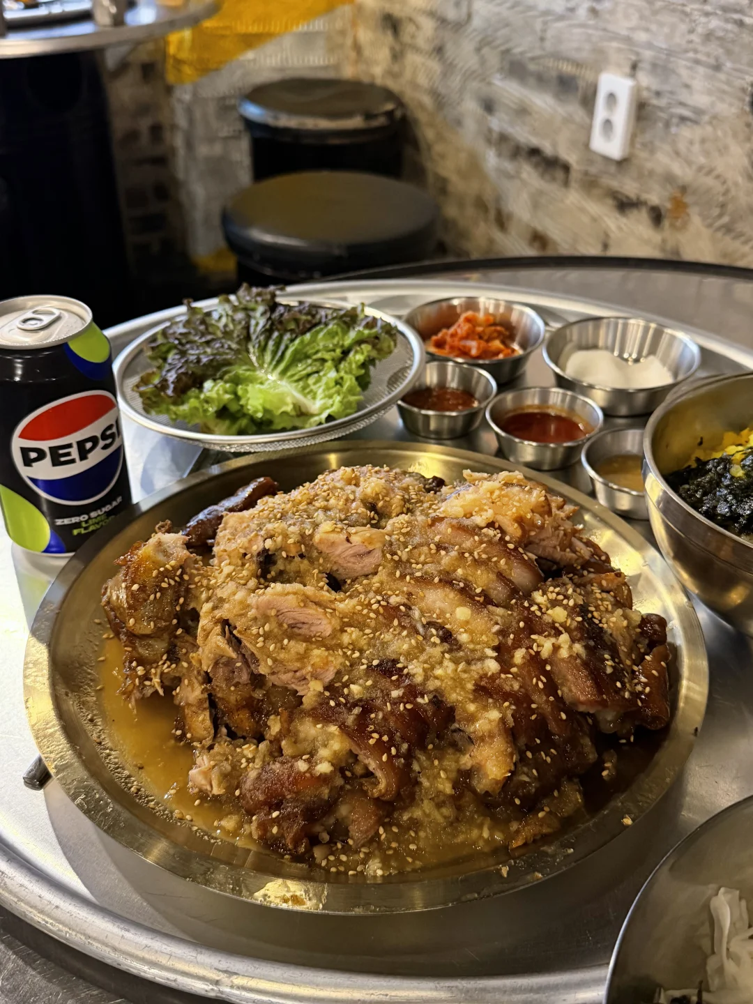 🇰🇷家人们谁懂啊！弘大这家猪蹄店真的绝了
