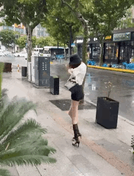 美女
虽然你穿的很靓丽
但是出门也要看时候啊[捂脸]
这都直接给你吹的站立不稳了