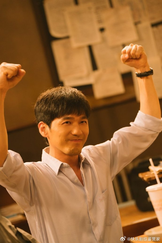 白宇章若楠喝豆汁冬去春来纯爱白宇和章若楠在这段里的状态很放松。章若楠看着白宇喝豆