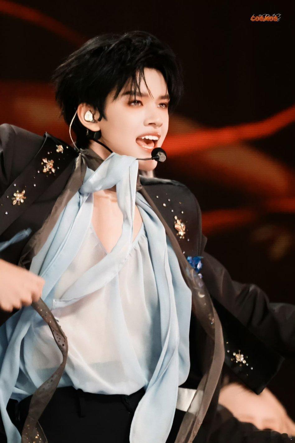 TOP演唱会今天的饭拍：朱志鑫、张泽禹、张极、左航、苏新皓！今天妆造发色都好特别