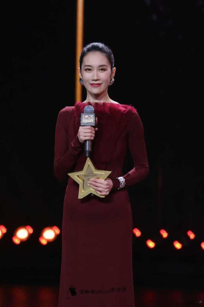 温峥嵘黑裙完全是妈妈级别 金鹅红毯上的温峥嵘杀疯了！黑裙一穿气质直接拉满，优雅又