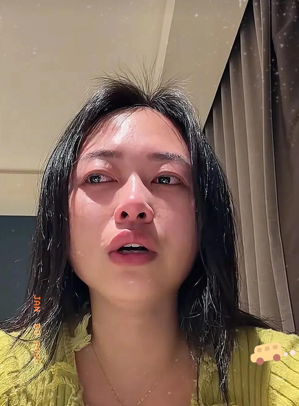 这种败家媳妇，换了我是她老公，
我先抽她几个大嘴巴！
一家四口要养，外债还欠着2