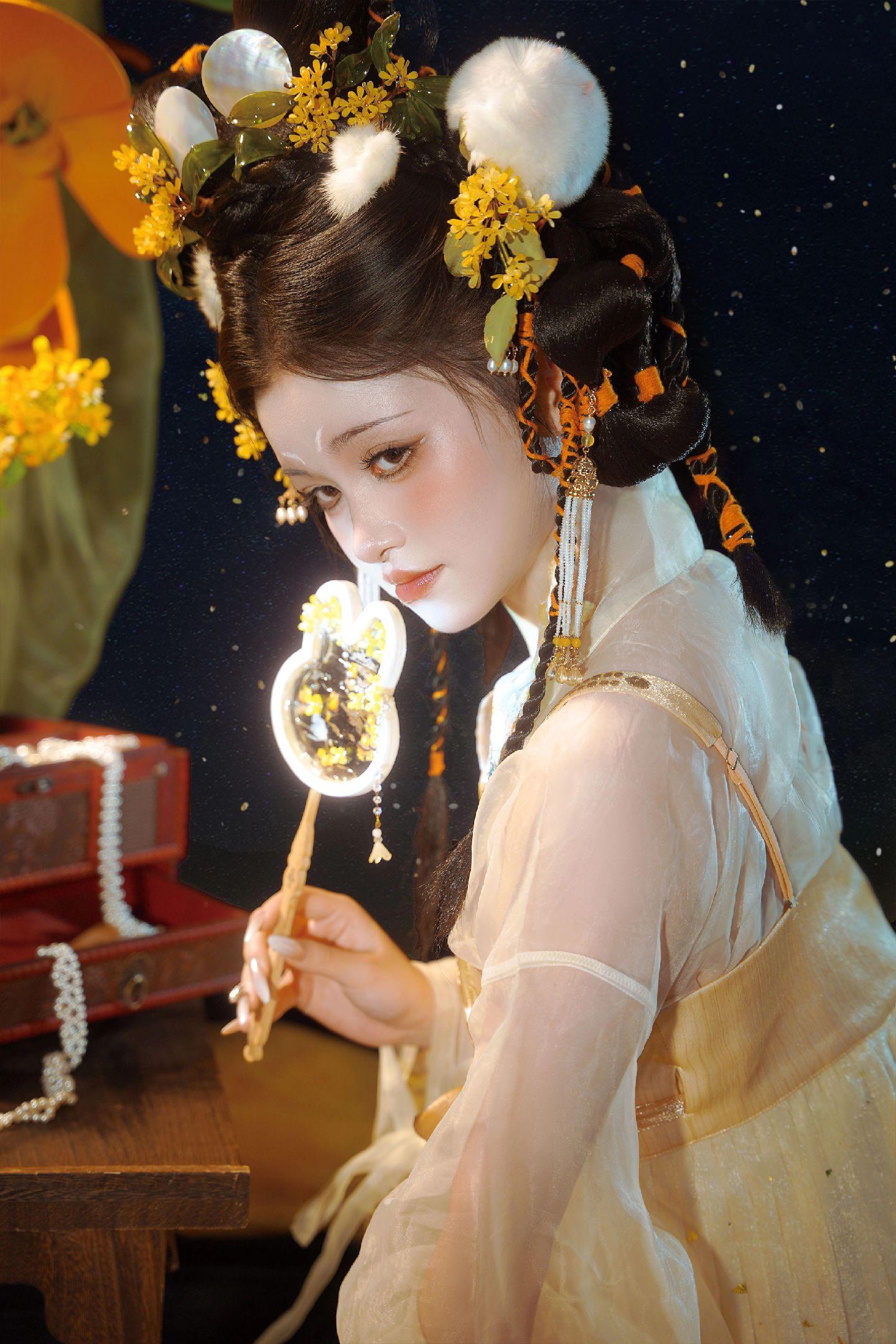 今年的月饼是五仁叉烧还是蛋黄莲蓉呀。