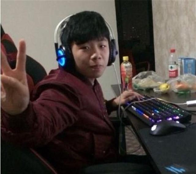 “后悔晚了！”江西一12岁男孩，靠打游戏月入3万，父母干脆让他辍学，专门在家打游