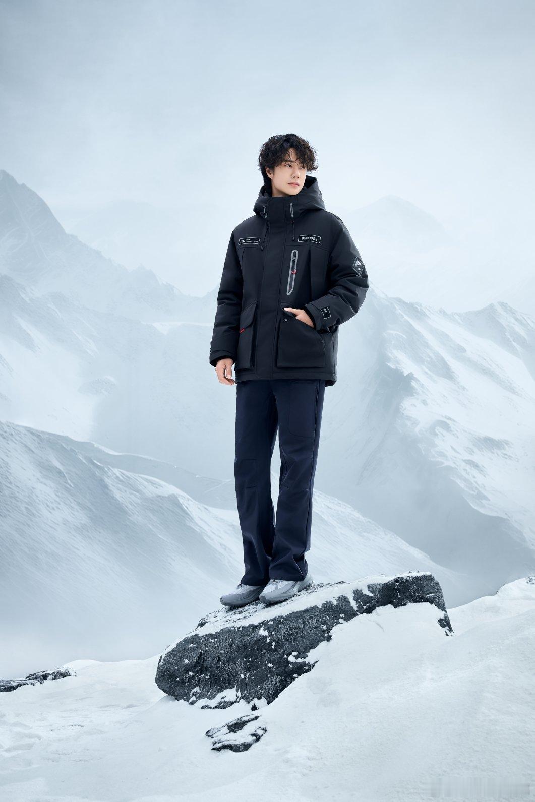 天冷了王一博有鸭鸭不怕冷 如约而至的冬日限定帅感！王一博驾驭羽绒服的能力绝了，既