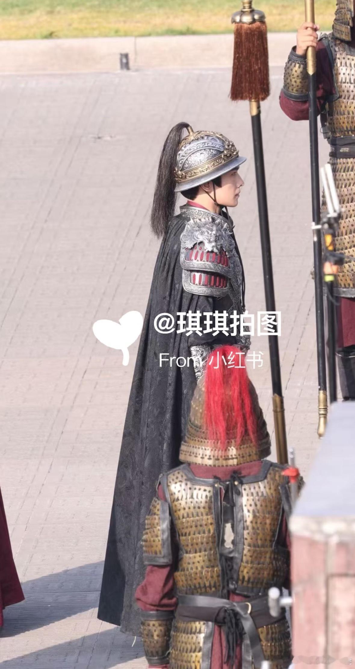 杨洋不让江山这个铠甲配的帽子怎么那么奇怪 ，好歹帽子上的黑缨换成红缨也自然一点啊