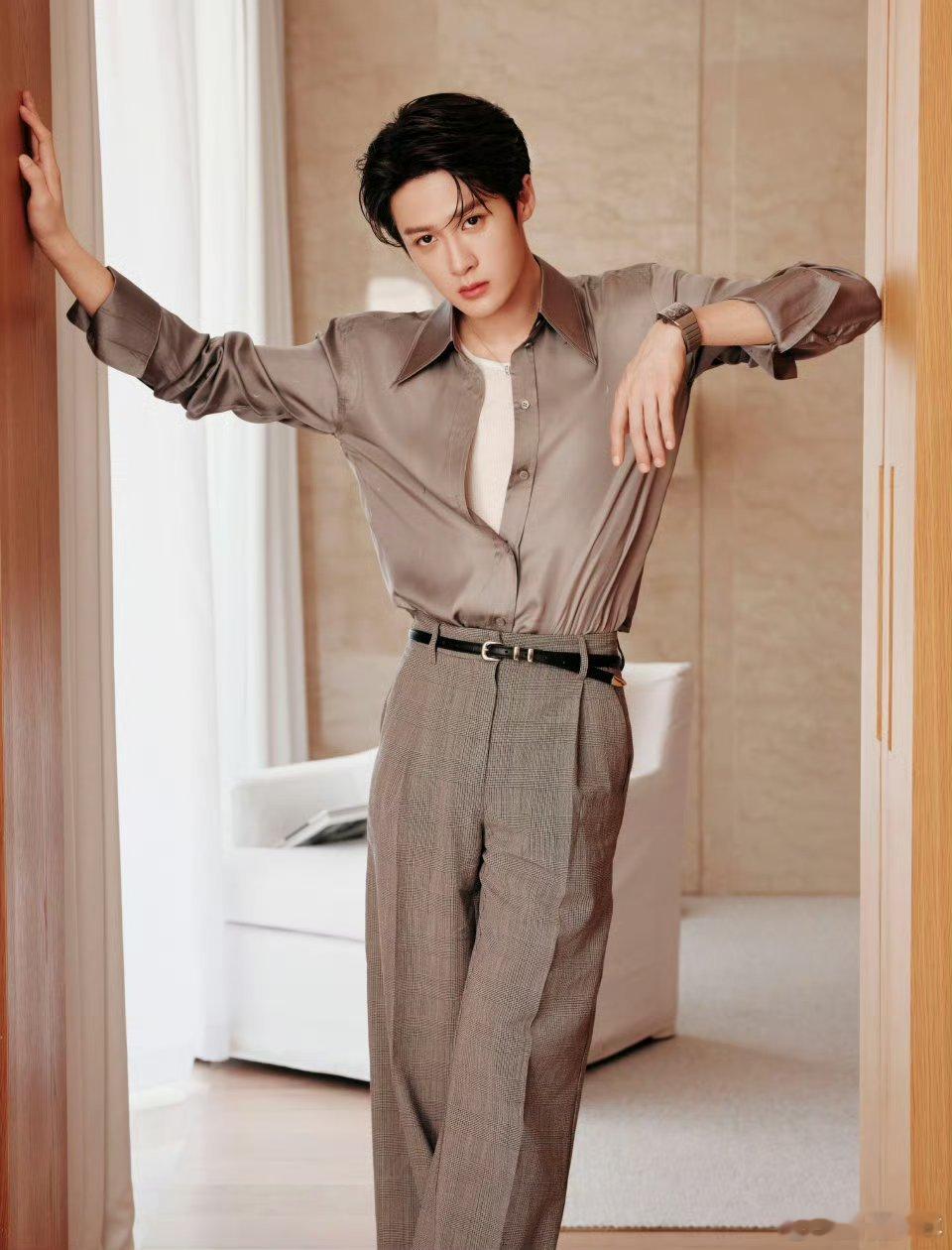 檀健次静拾分秒的驻足檀健次邂逅海风的轻叙 这是什么神仙颜值暴击！静立时分秒都成了