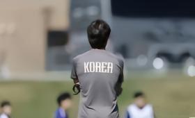 洪明甫在韩国队对三中卫与翼卫的打磨，及恩里克在欧冠决赛赋予李刚仁“伪九号”潜能，