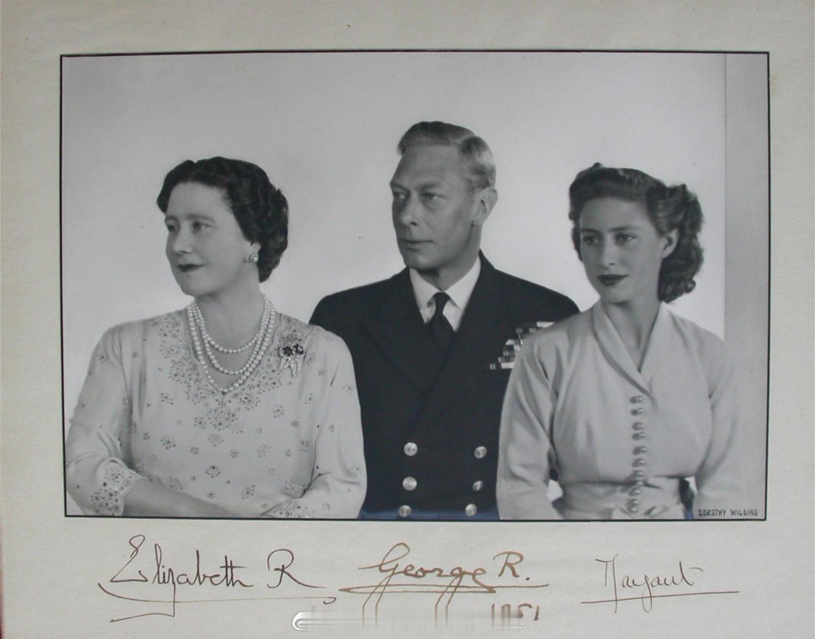 #老照片#1951年，乔治六世、伊丽莎白王后与小女儿玛格丽特公主的合影。 ​​​
