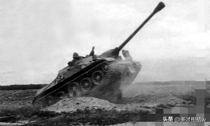 第二次世界大战结束以后，苏联军事工业在第二次世界大战时期获得的在坦克底盘上搭载较