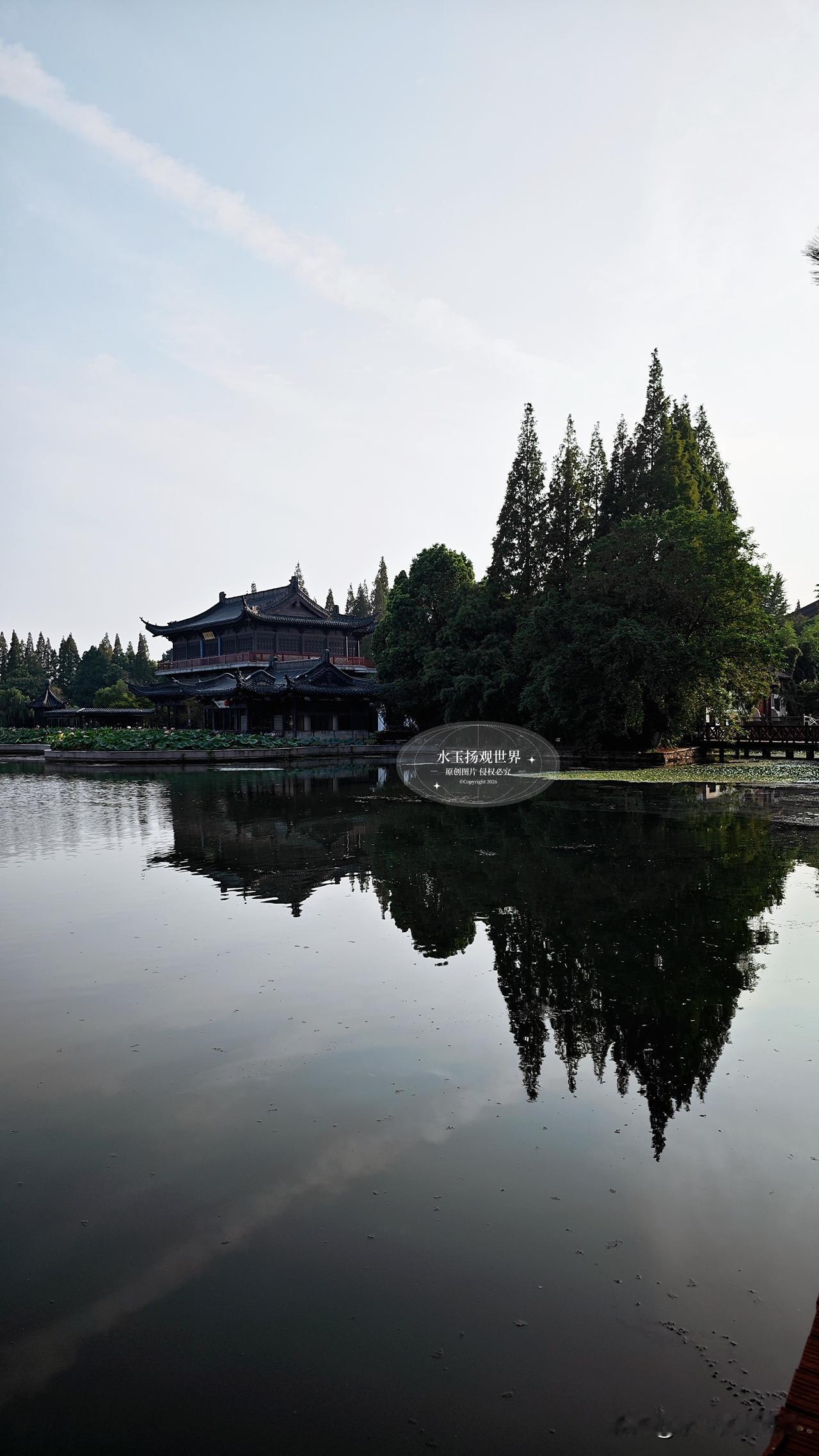 来镇江逛金山，多数人直奔金山寺，却很容易错过一旁的天下第一泉，也就是中泠泉。说实