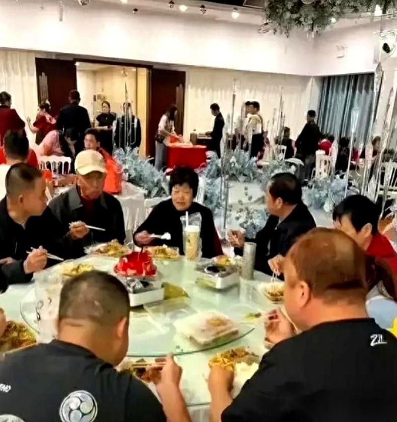 武汉一场婚礼，收了亲戚朋友上千的份子钱，回头就给每人上了一份12块钱的盒饭。
司