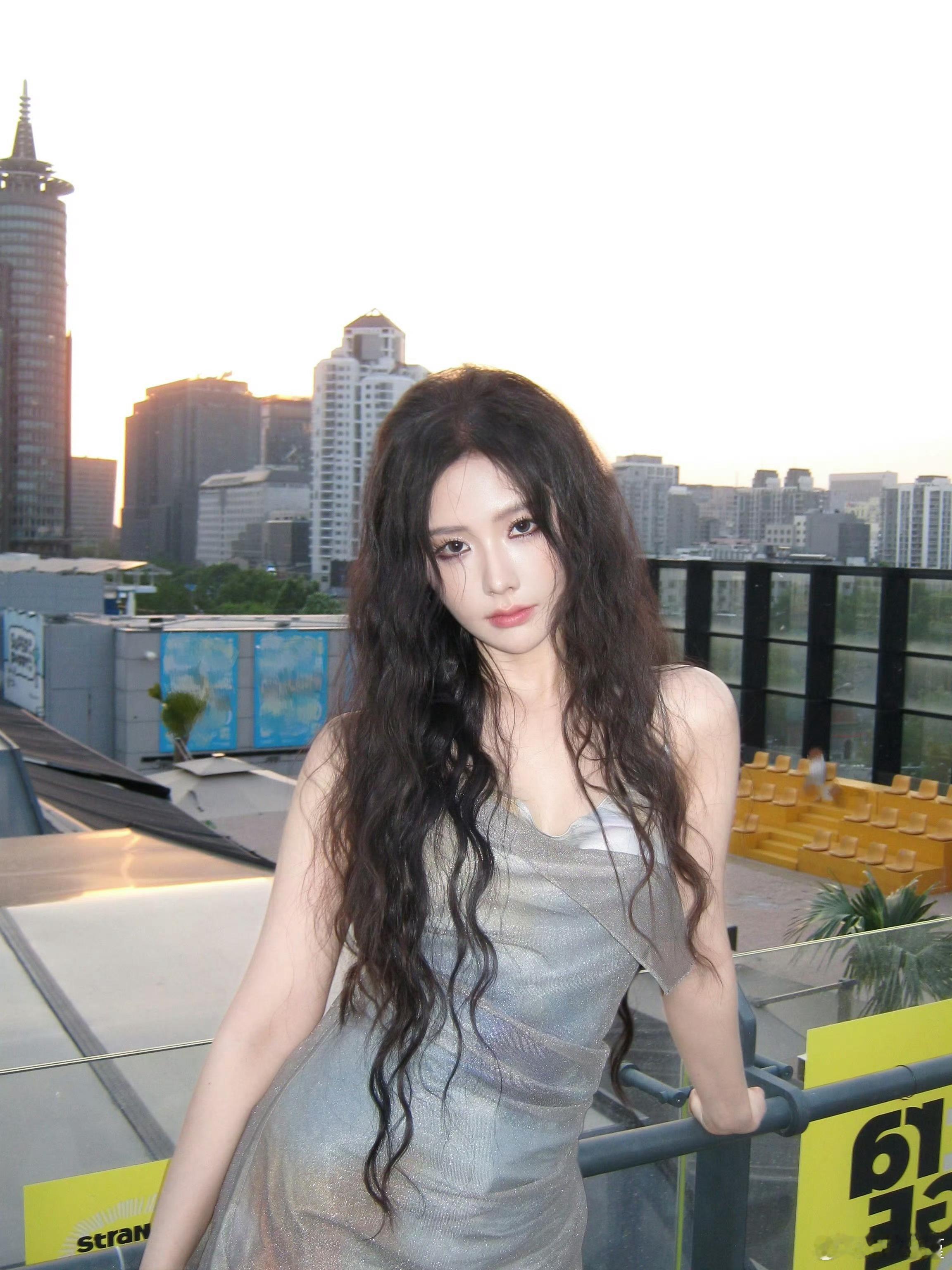 王艺瑾烟熏妆 