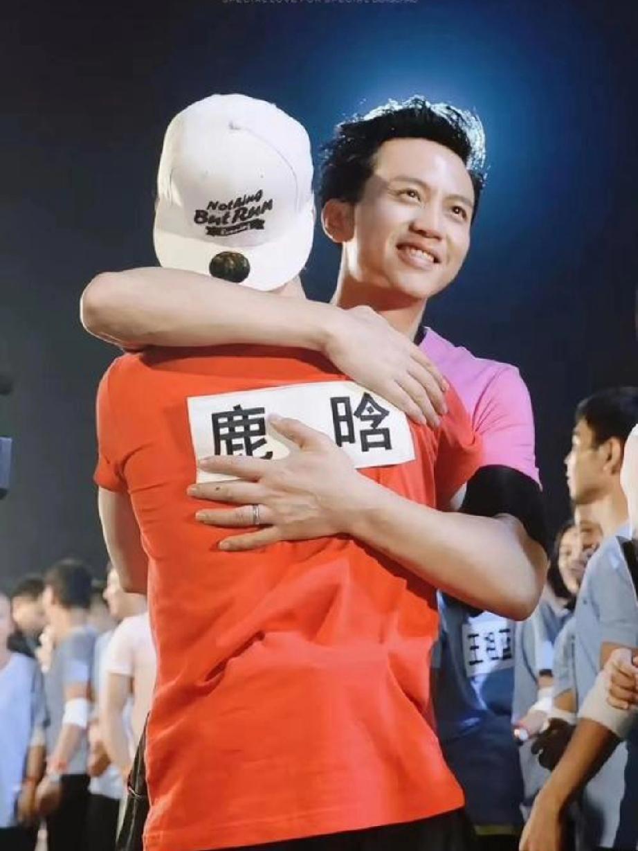 邓超用七年时间，给了鹿晗一份最硬核的“人品鉴定书”。
 
跑男那场隐藏摄像机的测