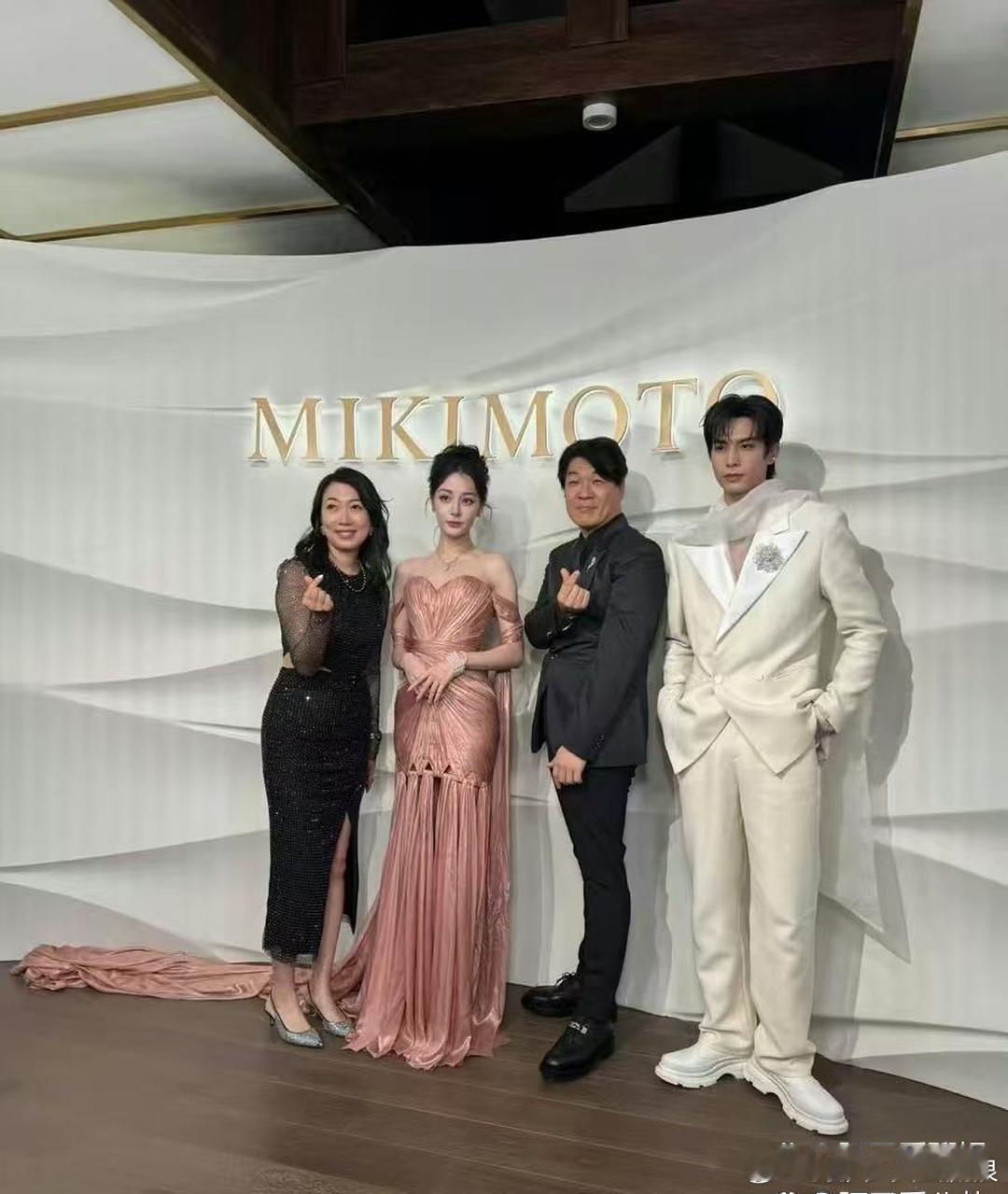热巴就好像是另一个图层里的人 