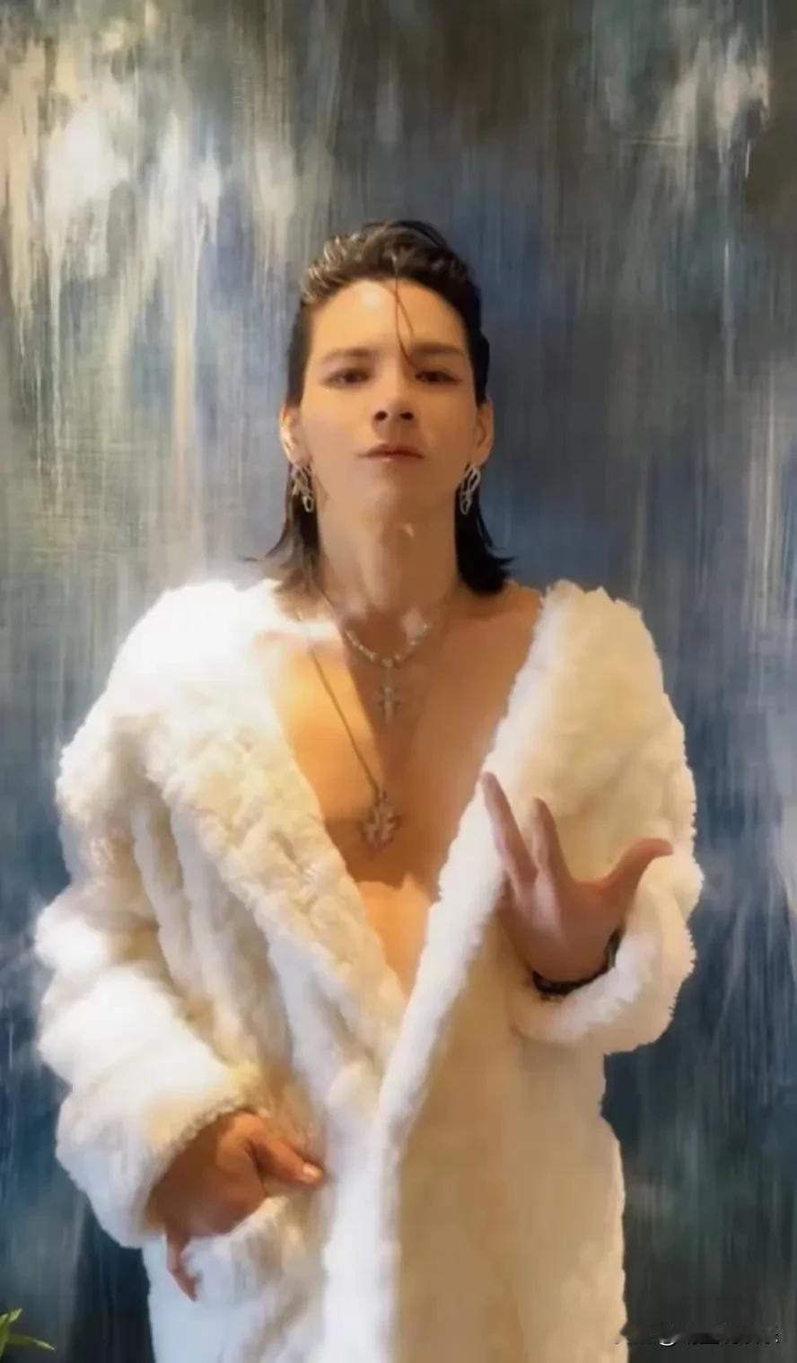 我的老天奶啊！
向佐，你没事吧？
穿妈妈的衣服我忍了，
这眼线、睫毛、口红，还有