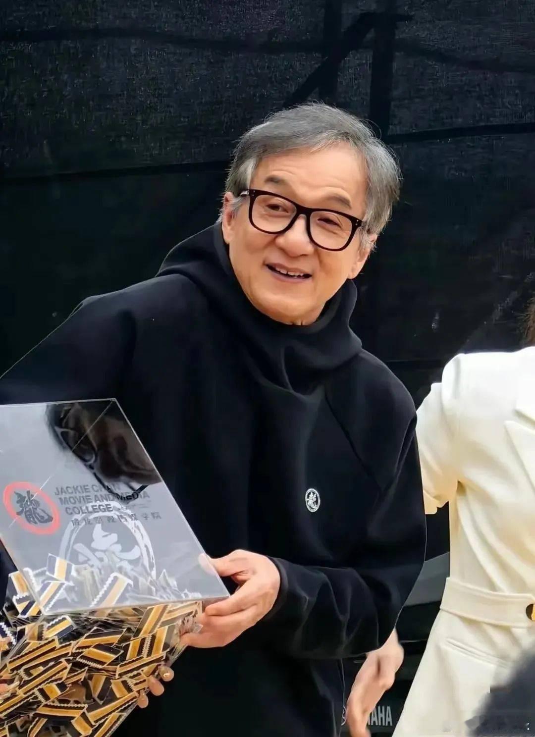 成龙自曝和儿子一年只打一次电话成龙首映礼自曝和房祖名一年仅通一次电话，从前见就骂