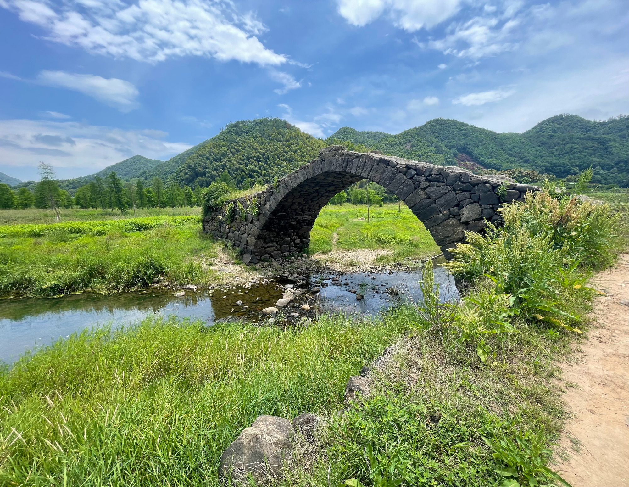 每日一善  善良的暖流源自人间真情，润泽着每个破碎的心灵。当世事纷繁，痛苦缠身之